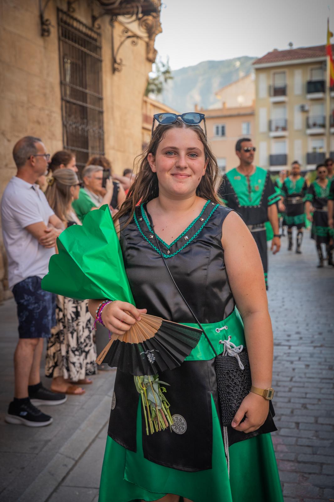 La ofrenda de flores de los Moros y Cristianos de Orihuela, en imágenes