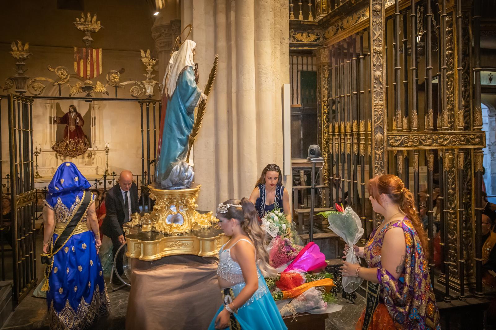 La ofrenda de flores de los Moros y Cristianos de Orihuela, en imágenes