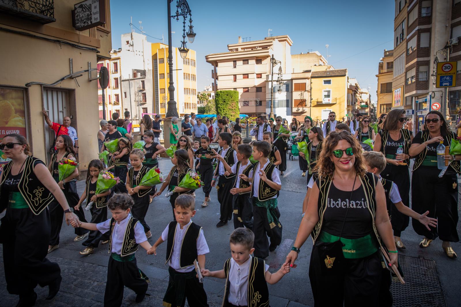 La ofrenda de flores de los Moros y Cristianos de Orihuela, en imágenes