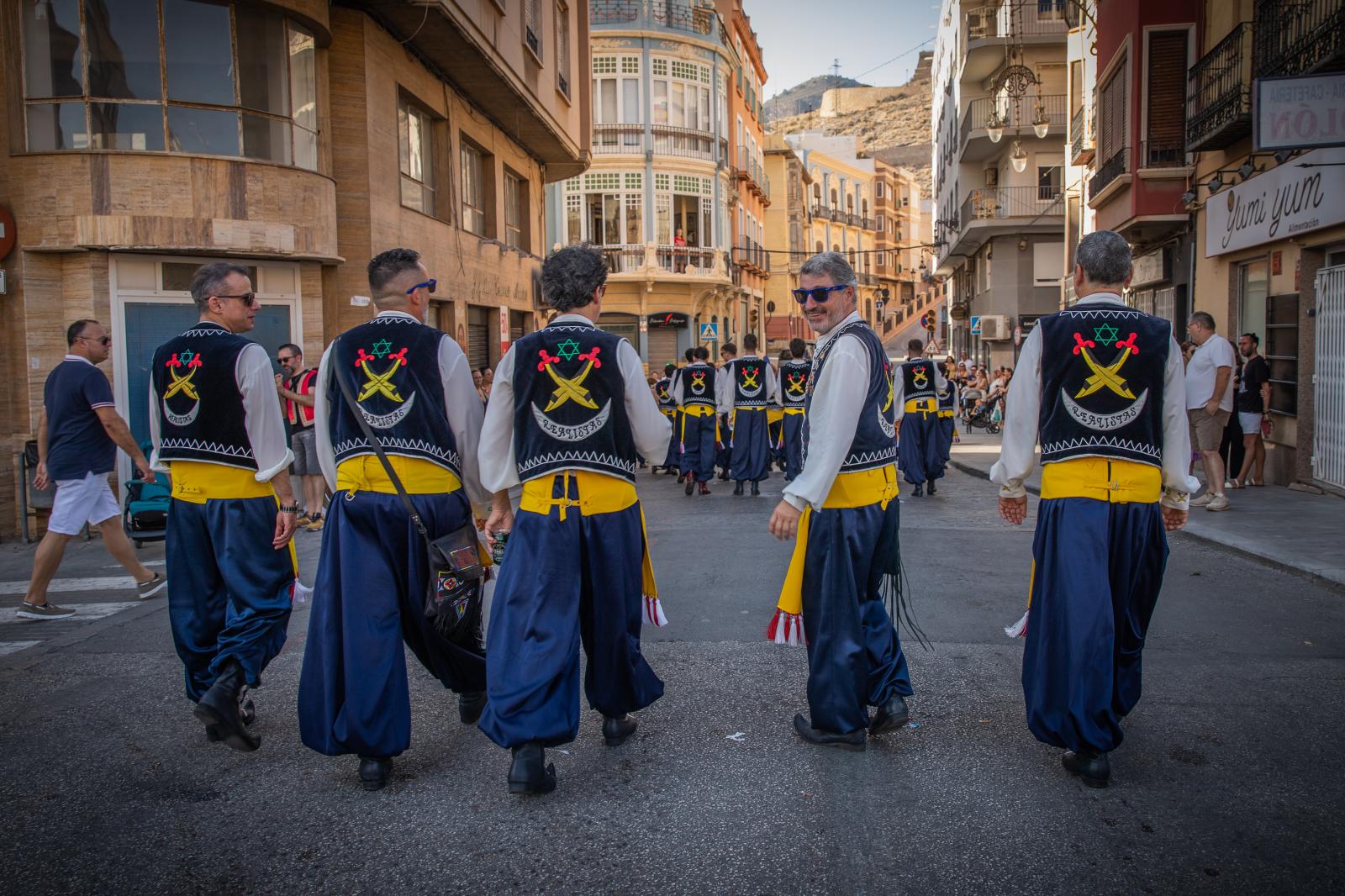 La ofrenda de flores de los Moros y Cristianos de Orihuela, en imágenes