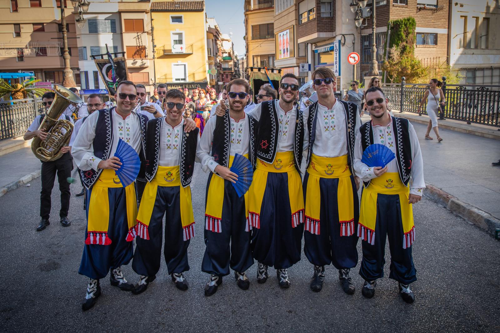 La ofrenda de flores de los Moros y Cristianos de Orihuela, en imágenes