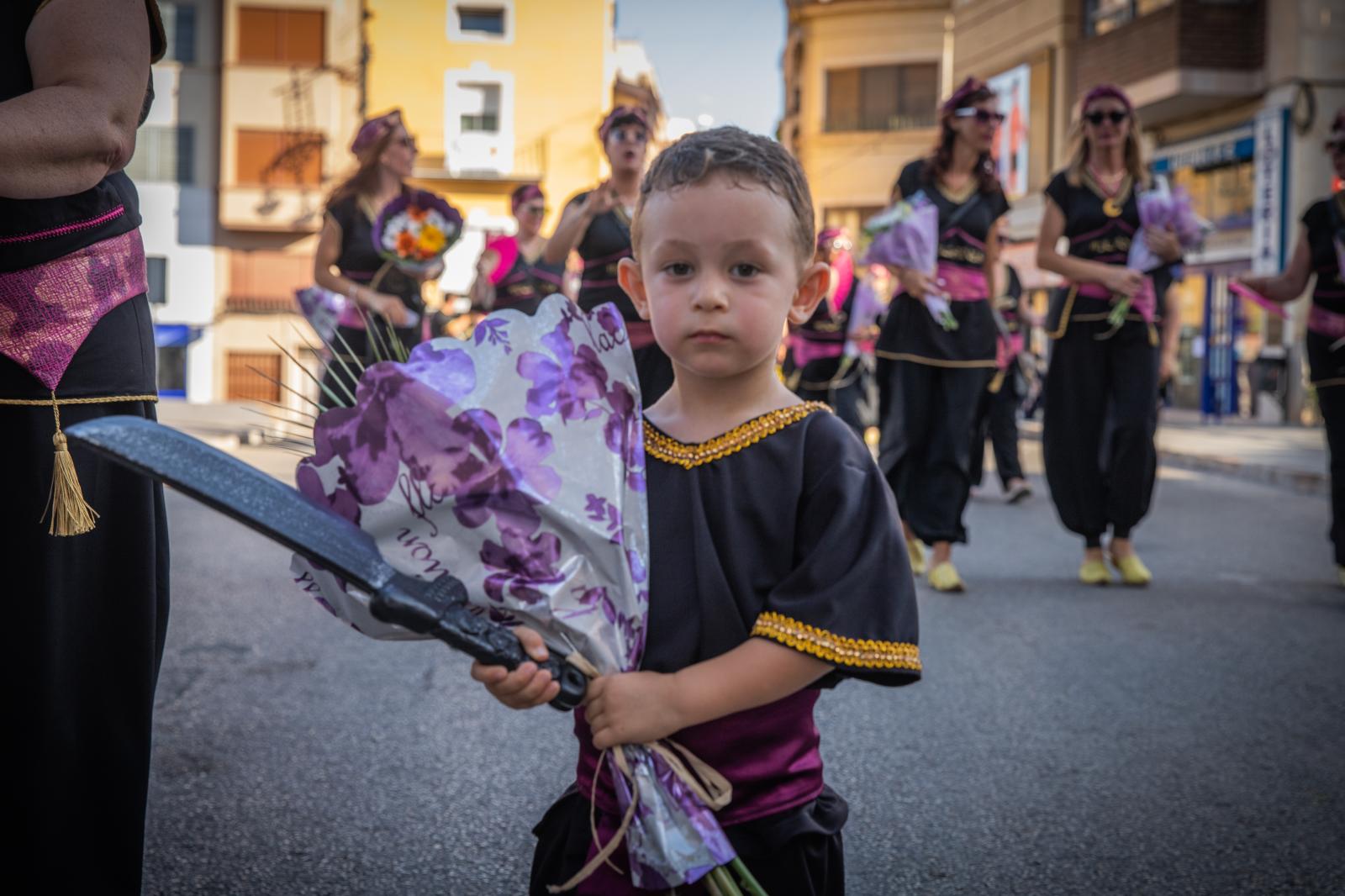 La ofrenda de flores de los Moros y Cristianos de Orihuela, en imágenes