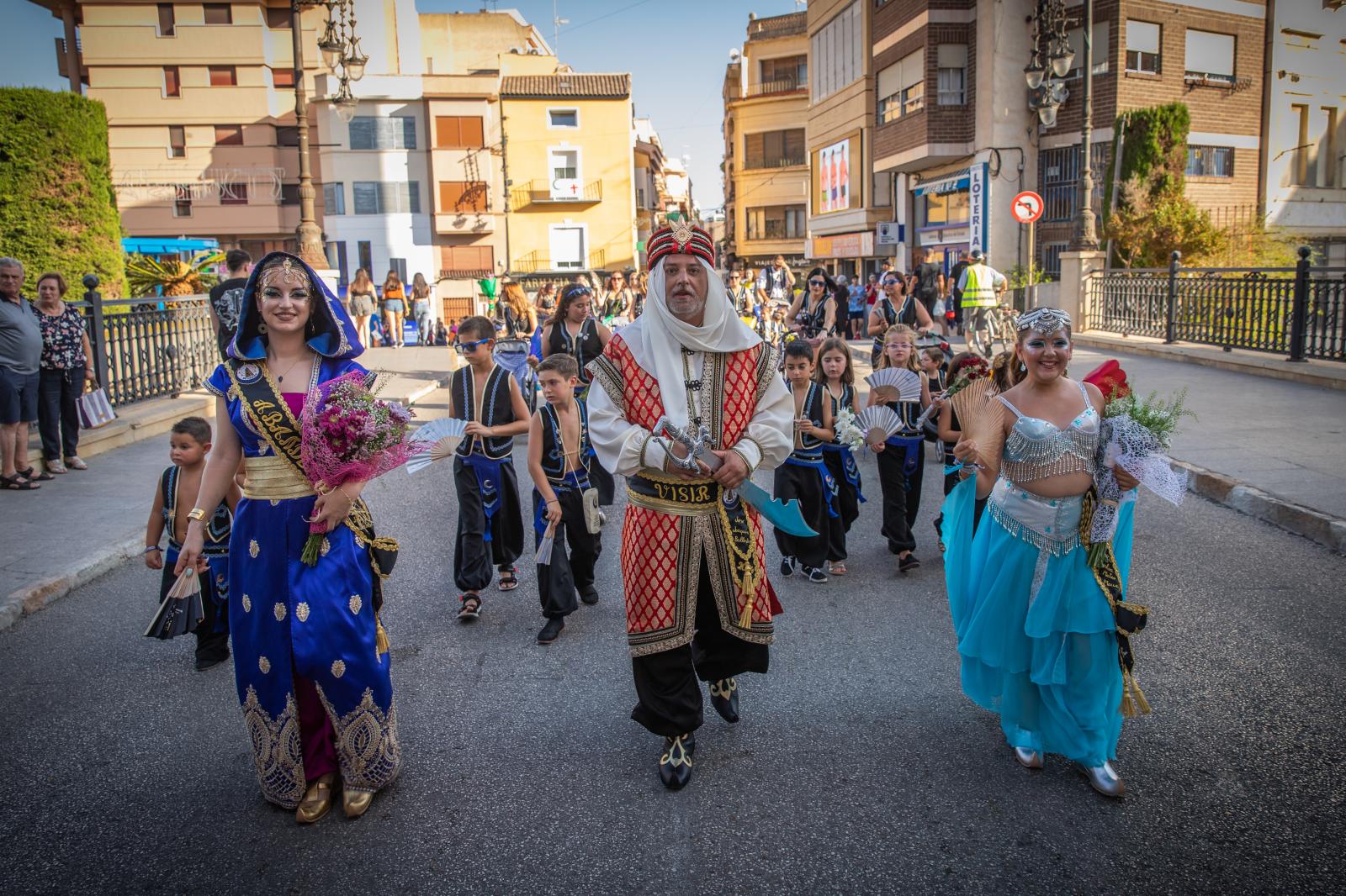 La ofrenda de flores de los Moros y Cristianos de Orihuela, en imágenes