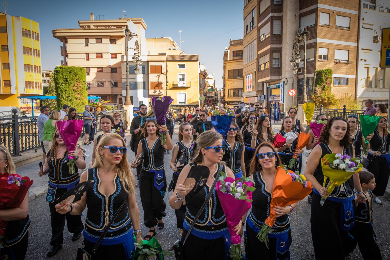 La ofrenda de flores de los Moros y Cristianos de Orihuela, en imágenes