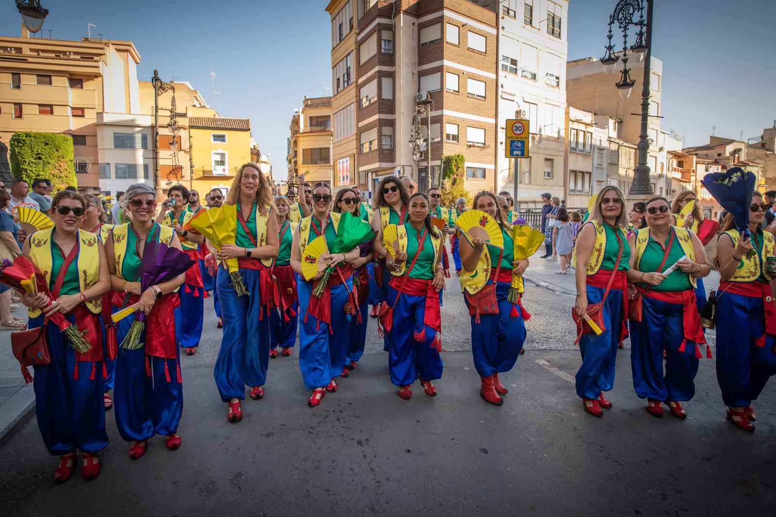 La ofrenda de flores de los Moros y Cristianos de Orihuela, en imágenes
