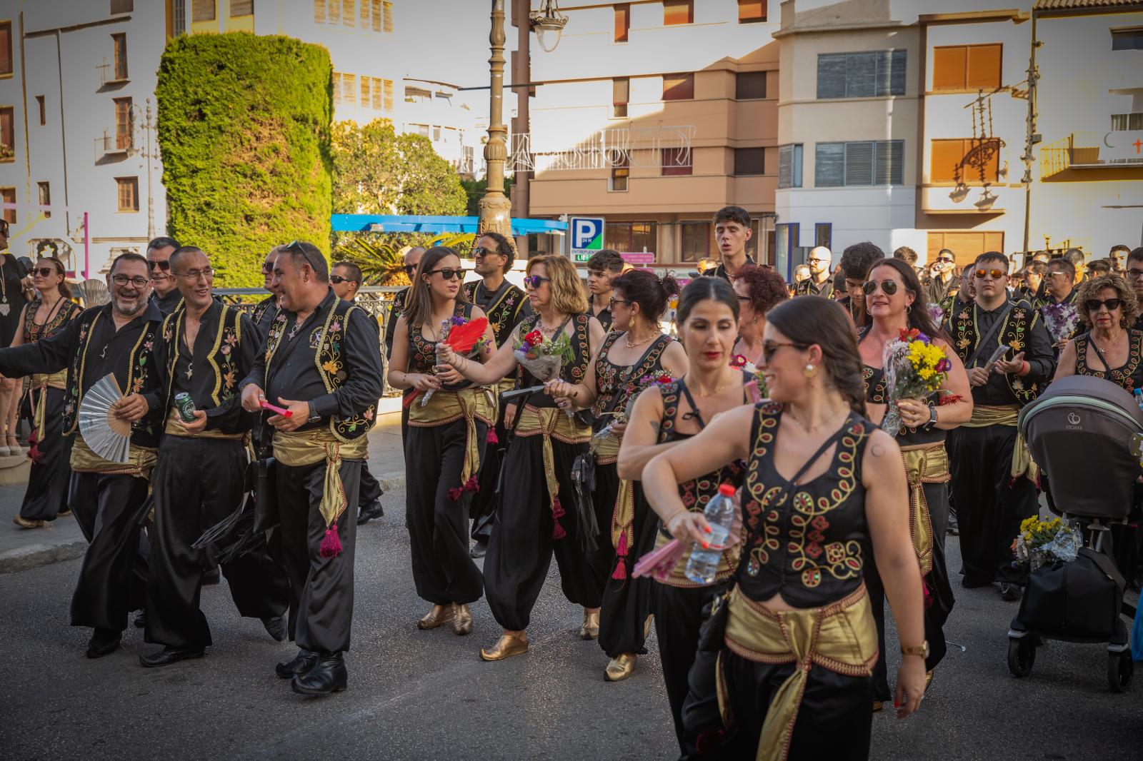 La ofrenda de flores de los Moros y Cristianos de Orihuela, en imágenes