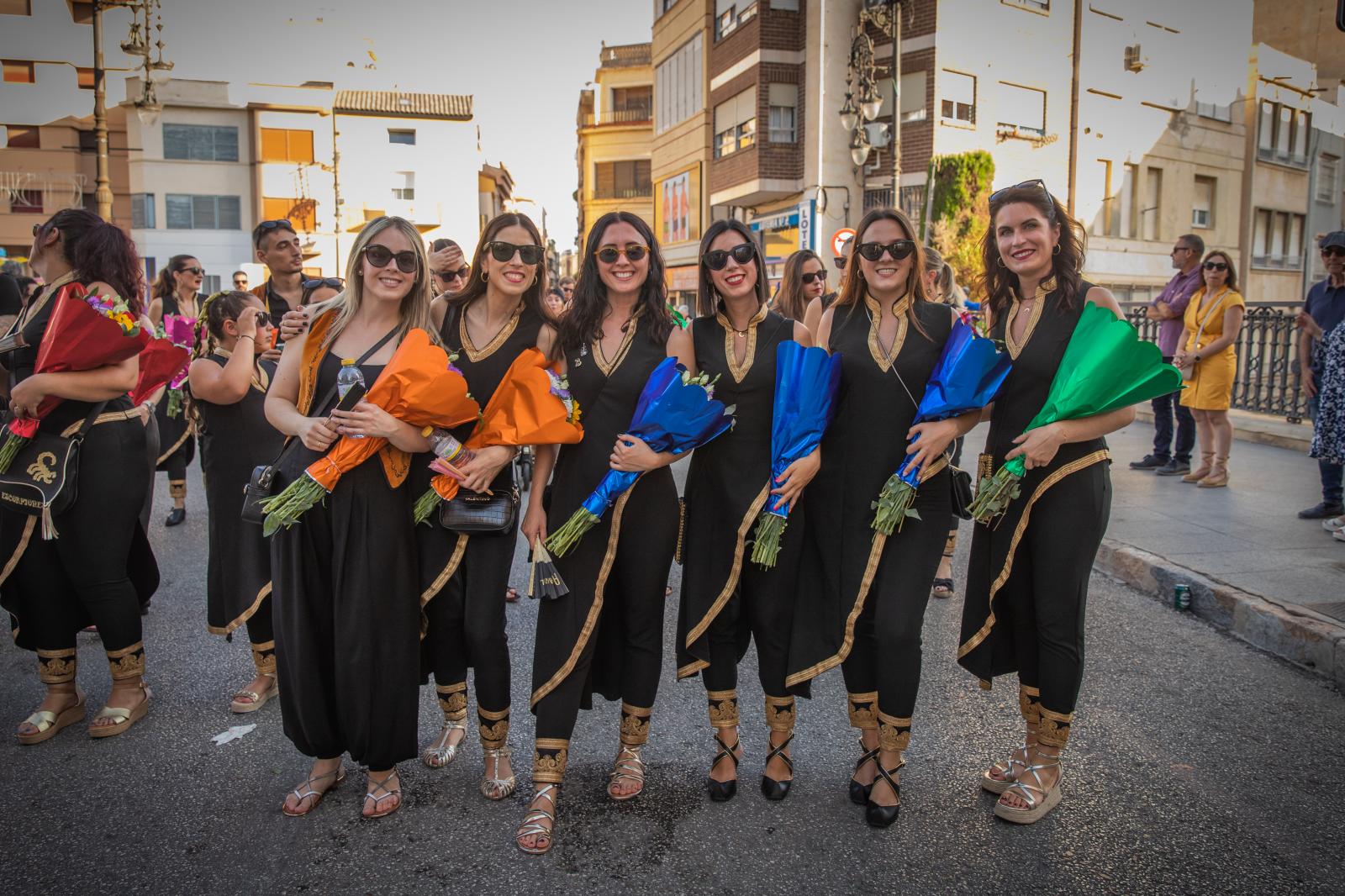 La ofrenda de flores de los Moros y Cristianos de Orihuela, en imágenes