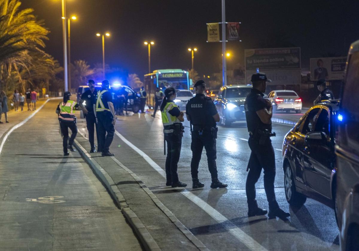 Control policial en la madrugada del sábado al domingo en La Manga.