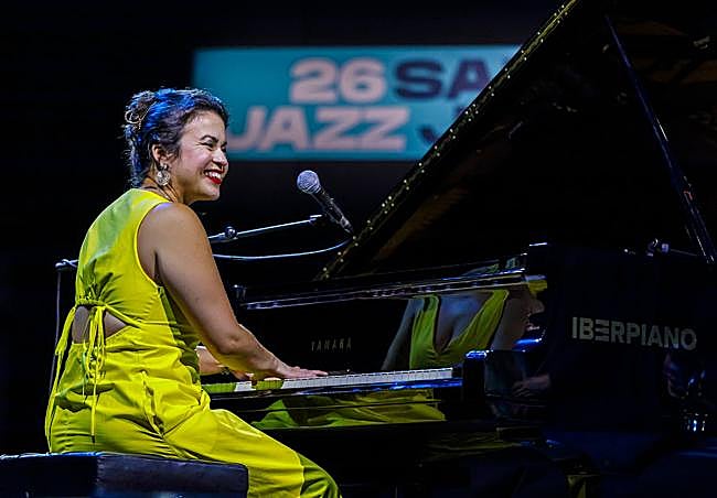 Una sonriente Champian Fulton, al piano durante su actuación.