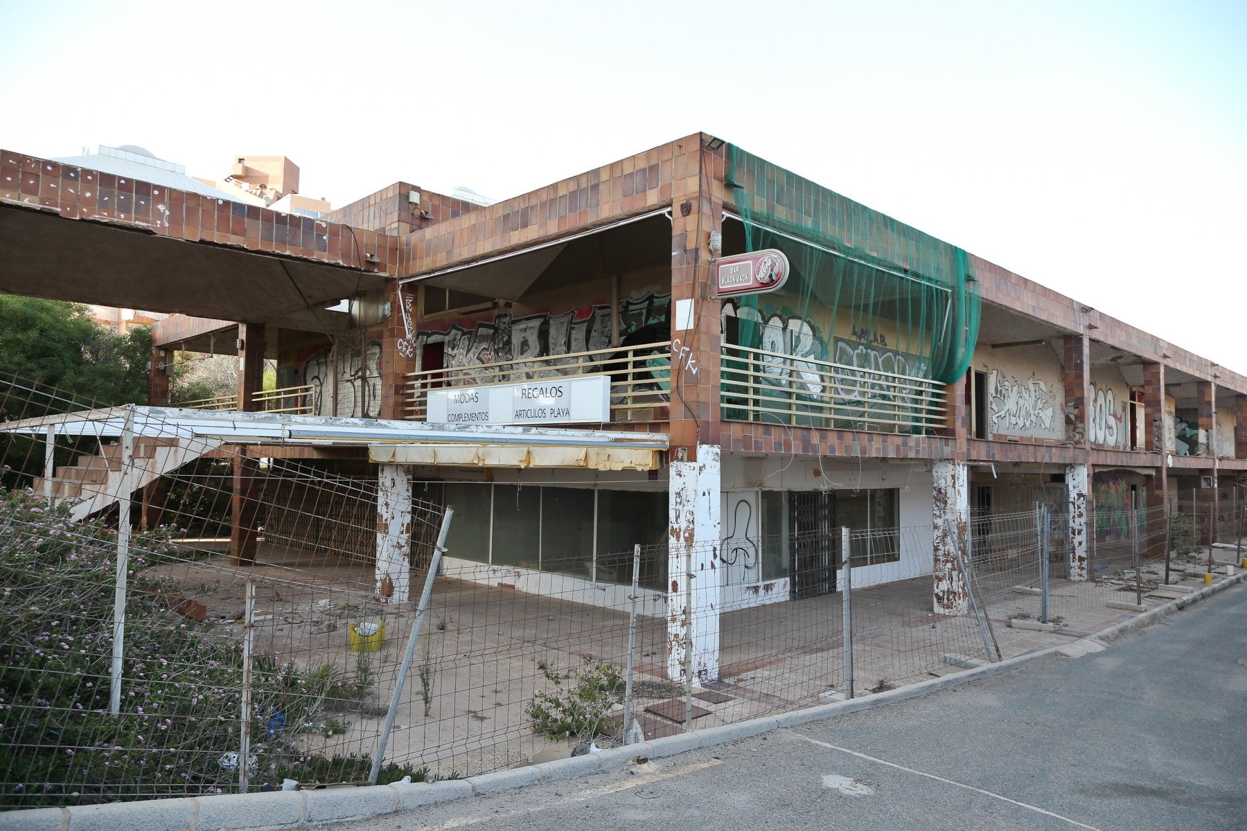 Imagen de los locales abandonados, en La Manga.