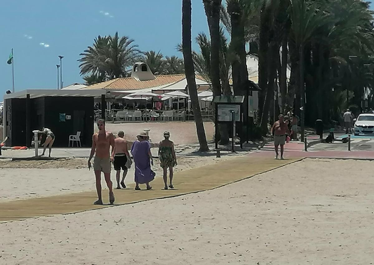 Imagen secundaria 1 - La pasarela está hecha a base de listones de madera anclados a la base de la antigua carretera sobre la desembocadura del río Nacimiento.