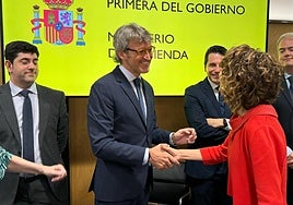 El consejero Luis Alberto Marín saluda a la ministra Montero antes del Consejo de Política Fiscal y Financiera.