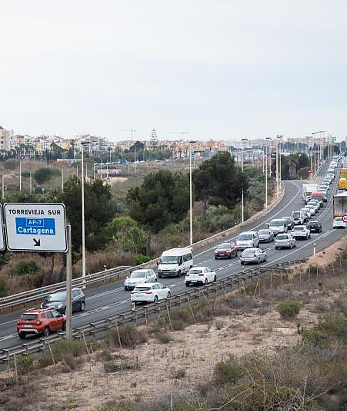 Imagen secundaria 2 - Las retenciones en hora punta en la N-332 son palpables tanto en Orihuela Costa, donde la carretera ya está desdoblada, como en Torrevieja, donde todavía hay un único carril por sentido.