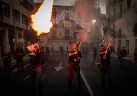 La guerrila dispara sus arcabuces a su paso por la calle Loaces.