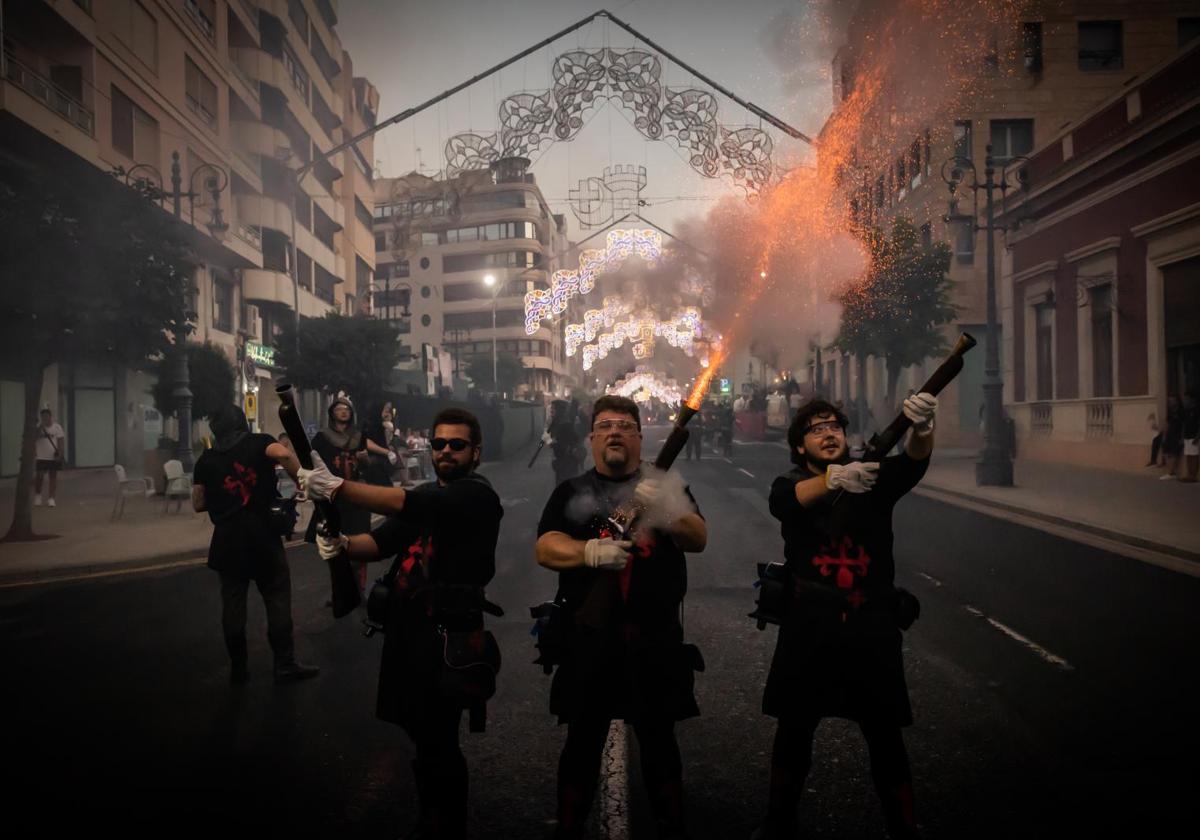 La guerrila dispara sus arcabuces a su paso por la calle Loaces.
