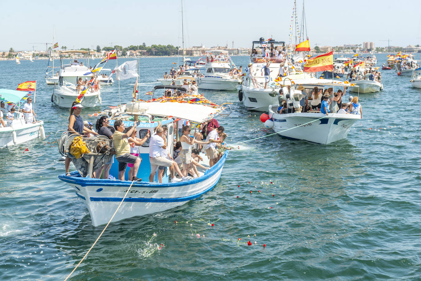 Los pescadores conmemoran a su patrona, la Virgen del Carmen, en imágenes