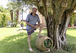 Tomás Martínez Pagán, en el jardín de su casa de La Manga, donde pasa el verano.