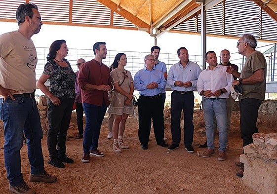 Vélez, en el centro, durante su visita a la villa romana de los Villaricos.