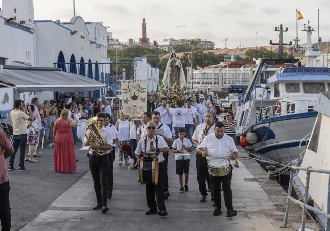 La Virgen del Carmen, por el muelle de la lonja pesquera.