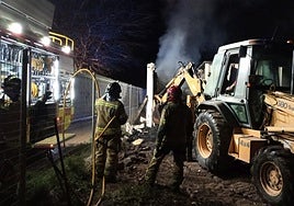 Los bomberos trabajando en el incendio.