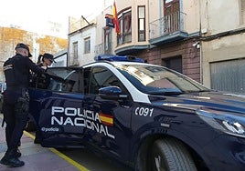 Dos agentes junto a la comisaría de Alcantarilla.