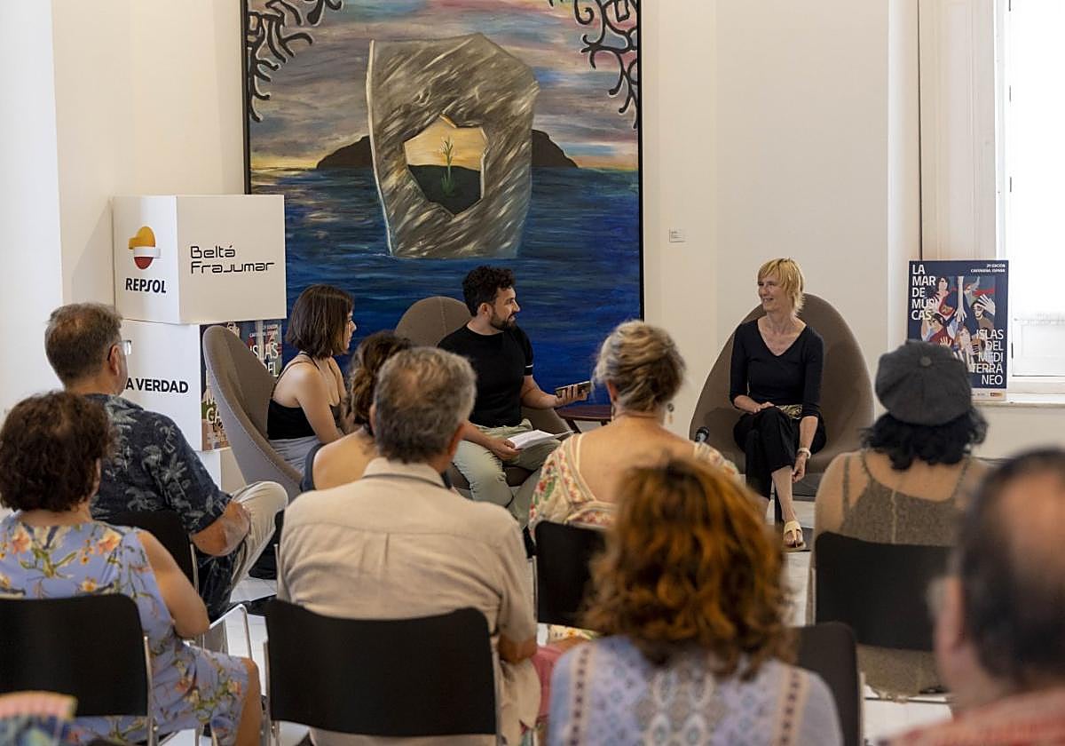 Carla Nyman y Patricia Almarcegui, en la inauguración de La Mar de Letras, en el Palacio Consistorial de Cartagena.