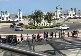 Turistas y compradores hacen cola frente al acceso principal a Zenia Boulevard.