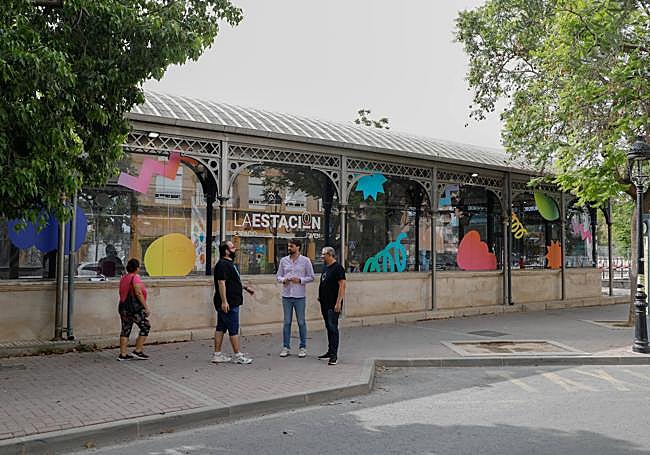 El concejal de Talento Joven (c) y organizadores del último evento en el centro de ocio La Estación.
