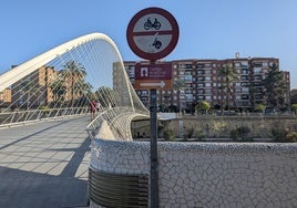 Cartel del Camino de la Cruz, situado en la pasarela Jorge Manrique de Murcia.