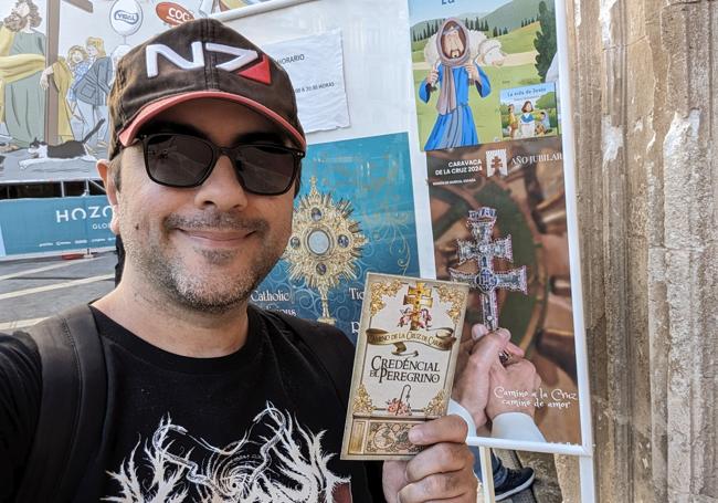 El autor muestra la credencial del peregrino a su llegada a la Librería Diocesana, en Murcia.