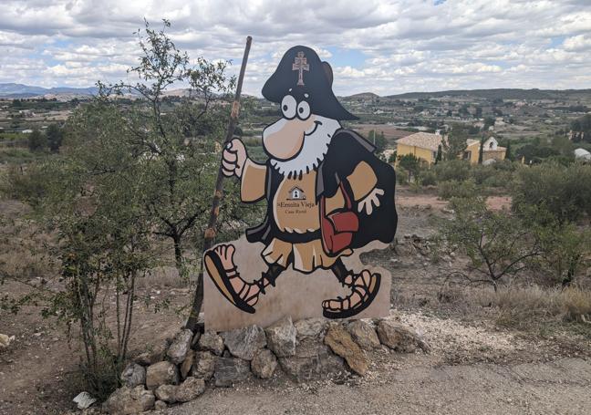 Peregrino de cartón instalado en una margen del camino entre Cehegín y Caravaca.