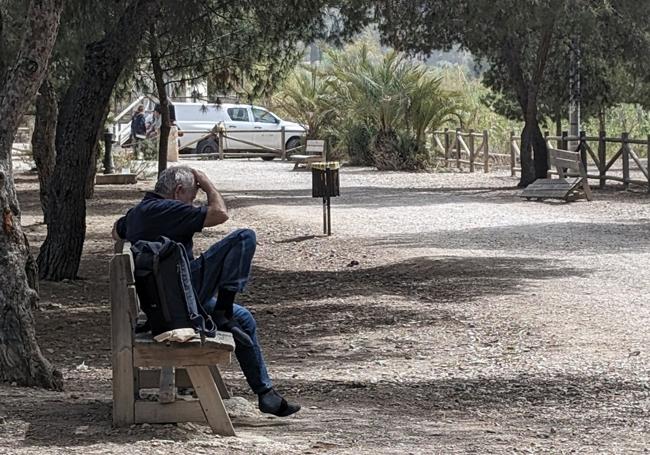 Un paregrino soliviantado discute con el personal de un albergue por teléfono.