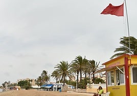 Una playa de la Región de Murcia con bandera roja.