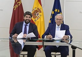 Fernando López Miras e Isidro Fainé, este miércoles, durante la firma del convenio.