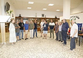 Derribo de una caseta junto a una vivienda del Camino Marín, afectada por el trazado del AVE.