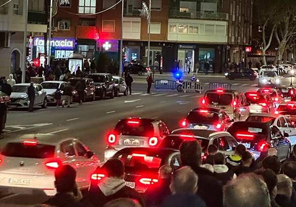 La carretera frente al Cartagonova congestionada de coches.