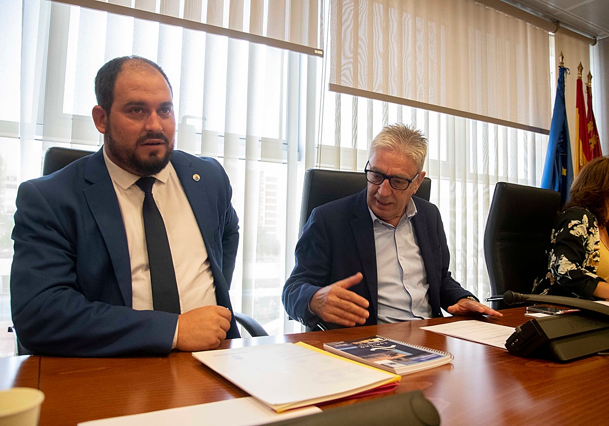 Mario Pérez Cervera (izq.), este jueves.