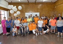 El alcalde y los concejales junto a los responsables, varios jóvenes y los usuarios de APCOM.