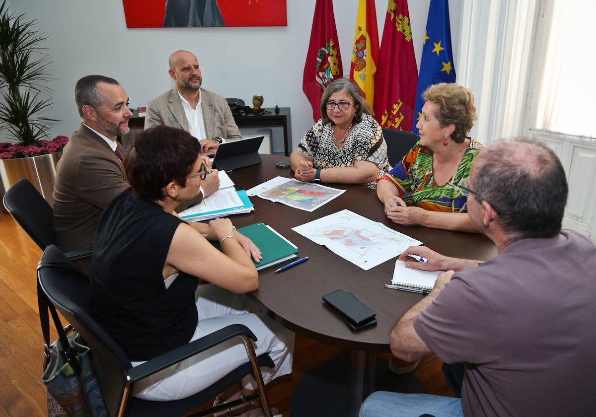 Mata y Ortega, de frente, durante la reunión con científicos y técnicos.