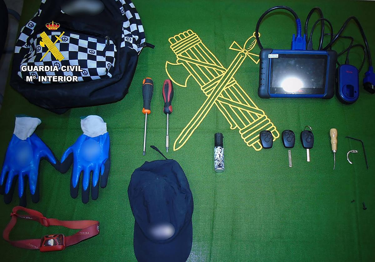 Las herramientas empleadas para cometer los robos de vehículos y algunos de los objetos sustraídos.