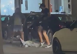 Momento en el que los individuos tumban a la víctima de la agresión de una patada.