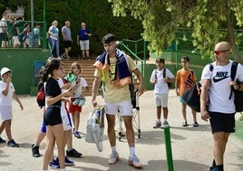 Un grupo de jóvenes alumnos de la escuela de tenis del Club de Campo piden a Alcaraz hacerse una foto con él, ayer.