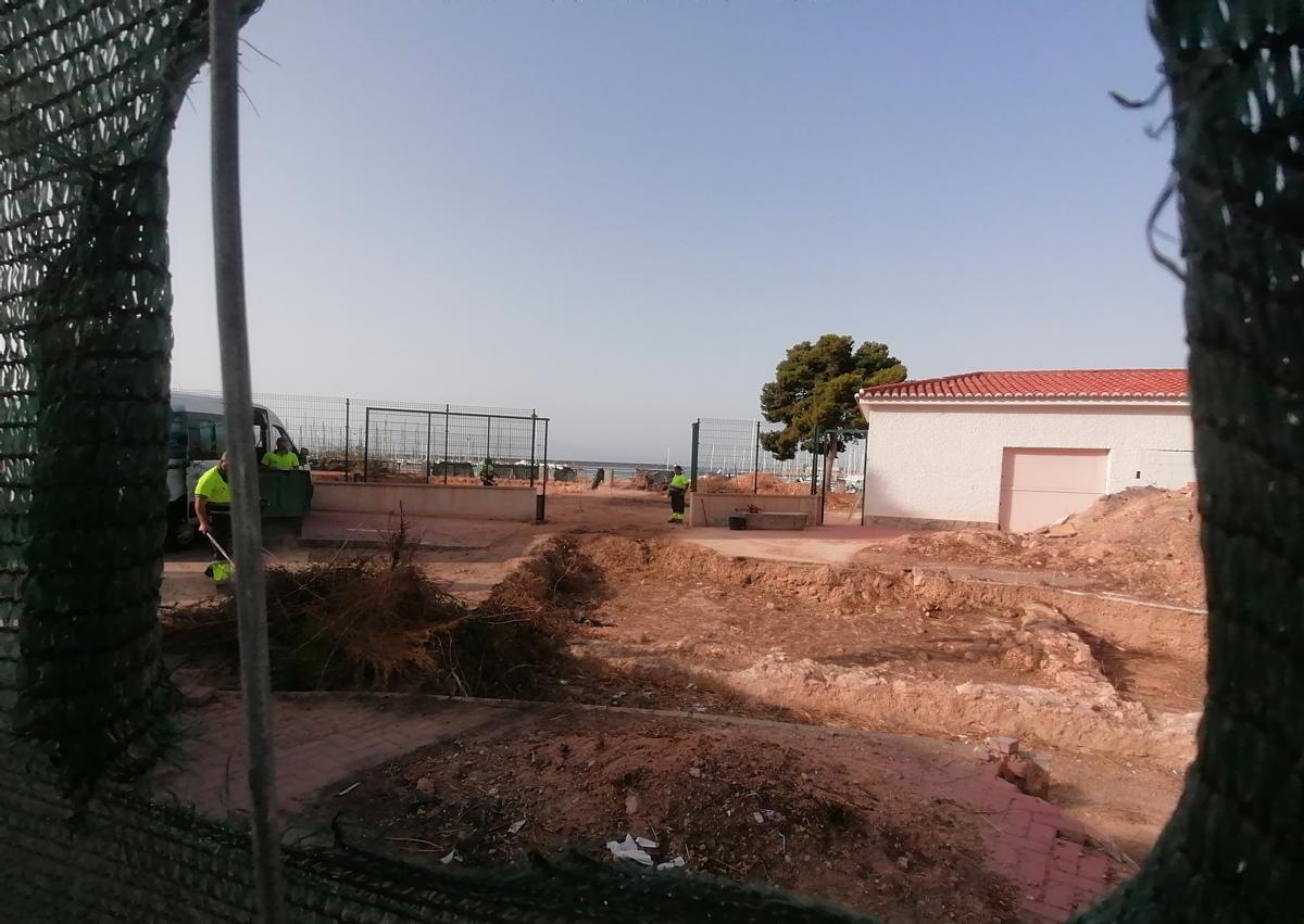 Imagen secundaria 1 - Los restos arqueológicos descubiertos en 2022 vuelven a ser visibles desde la calle tras la retirada de la vegetación que había crecido sobre los mismos.