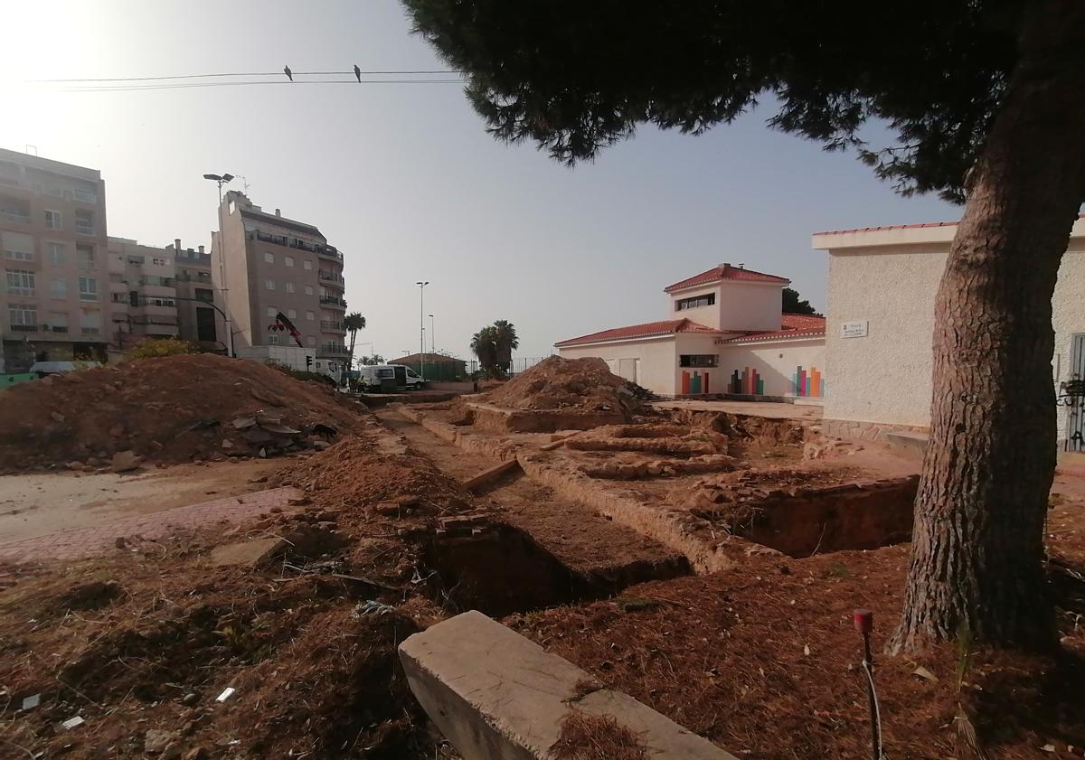 Imagen principal - Los restos arqueológicos descubiertos en 2022 vuelven a ser visibles desde la calle tras la retirada de la vegetación que había crecido sobre los mismos.