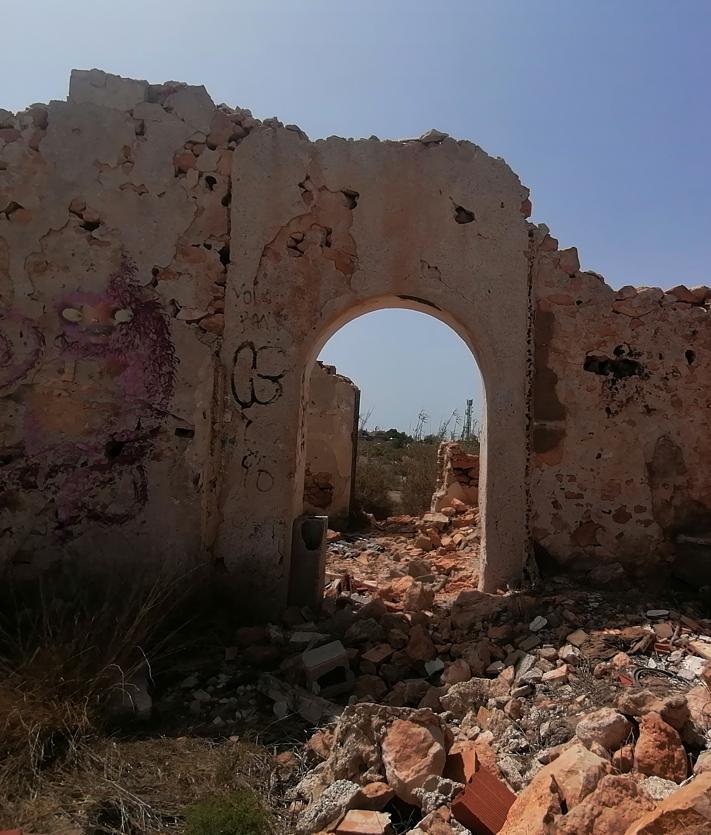 Imagen secundaria 2 - Entre extensos campos de matorral, el único elemento que destaca en una antigua casa de labranza en ruinas.