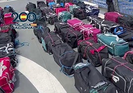 Gran cantidad de bolsas cargadas con fardos de cocaína halladas en una de las embarcaciones intervenidas.