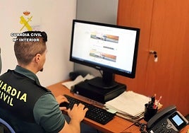 Un agente de la Guardia Civil frente a un ordenador.