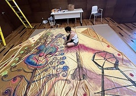 Antonia Esther Martínez prepara uno de los decorados.