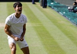 Carlos Alcaraz celebra eufórico su triunfo en la final de Wimbledon ante Djokovic, el domingo pasado.