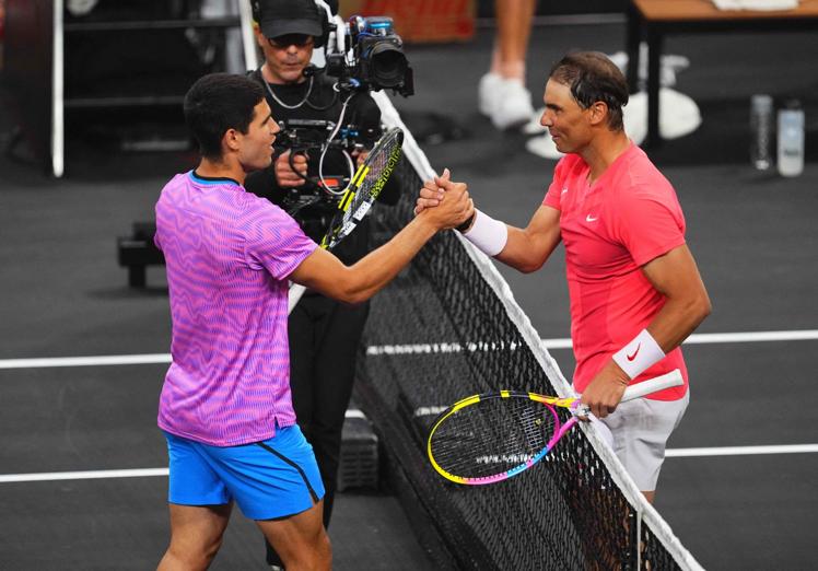 Carlos Alcaraz y Rafa Nadal se estrechan la mano tras un partido jugado en Las Vegas.